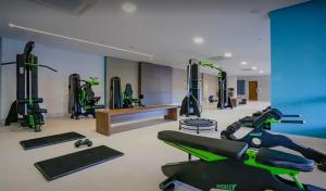 une salle de sport avec de nombreux équipements d'exercice dans l'établissement Apartamento em Resort de Olimpia, à Olímpia