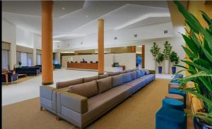 - un grand salon avec un grand canapé et des chaises dans l'établissement Apartamento em Resort de Olimpia, à Olímpia