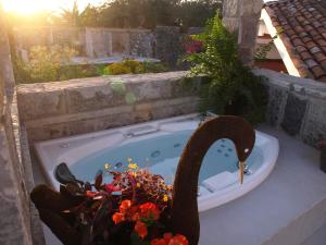 a bath tub with a swan in a garden at Hotel Boutique La Casona de Don Porfirio in Jonotla