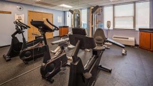Posilňovňa alebo fitness centrum v ubytovaní Best Western Potomac Mills