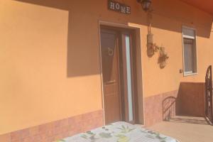 drzwi do domu z łóżkiem przed nim w obiekcie Appartamento Isola D'oro w mieście Piazza Armerina
