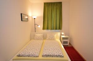 Postel nebo postele na pokoji v ubytování Toldi Apartments Pécs