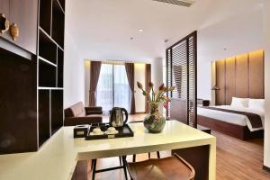 Katil atau katil-katil dalam bilik di Dong Duong Hotel & Suites - Afternoon Tea Inclusive - Very Central