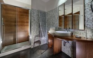 een badkamer met een wastafel en een douche bij Bouganville Hill Resort & Wellness Space in Picerno