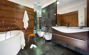 Bathroom sa Bouganville Hill Resort & Wellness Space