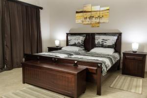 1 Schlafzimmer mit 2 Betten und 2 Nachttischen in der Unterkunft Haus Mopanie in Tsumeb
