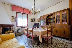 una sala da pranzo con tavolo e lampadario pendente di La terrazza del Bimbo a Fucecchio