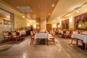 Reštaurácia alebo iné gastronomické zariadenie v ubytovaní Happy Mammy Bababarát Apartmanház 1 - Hűvös utca