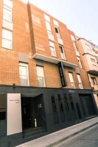 um edifício com uma placa na frente dele em Hotel Alguer Camp Nou em Barcelona