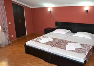 Rúm í herbergi á Hotel Isaka