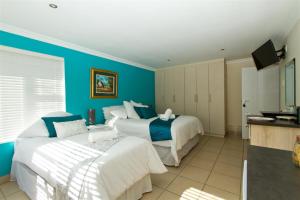 A bed or beds in a room at Tranquil Shores