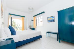 Almiros BeachにあるNatural Blue Green Apartmentのベッドルーム(大型ベッド1台、窓付)