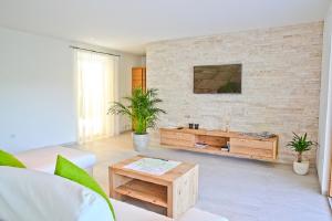 ein Wohnzimmer mit Ziegelwand in der Unterkunft El Paradiso in Naturns