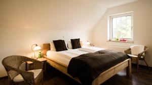 Un dormitorio con una cama grande y una ventana en Pension Kerckenhof en Xanten