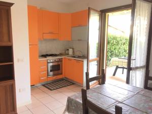 シローロにあるGugliormellaのキッチン(オレンジ色のキャビネット付)、オープンドア