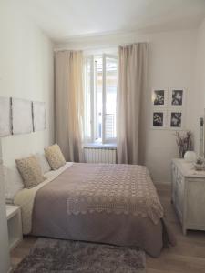 Postel nebo postele na pokoji v ubytování Casa nei pressi del Duomo,Firenze centro storico