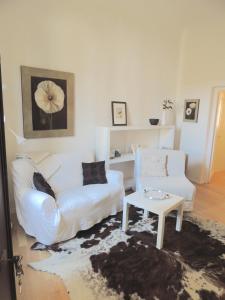 a living room with a white couch and a table at Casa nei pressi del Duomo,Firenze centro storico in Florence