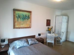 um quarto com uma cama e um quadro na parede em Guesthouse Porec em Poreč