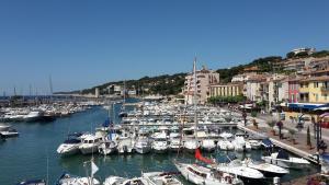 Ein paar Boote sind in einem Hafen angedockt. in der Unterkunft Entre terre et mer Plein centre Terrasse in Cassis