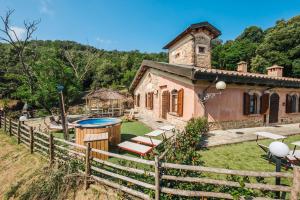Bazén v ubytování Casa Conti di Sotto nebo v jeho okolí