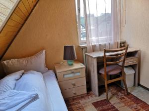 a bedroom with a bed and a desk and a chair at Zum Erbacher Hof in Gadernheim