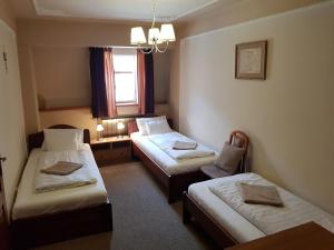 Ένα ή περισσότερα κρεβάτια σε δωμάτιο στο Duna Panzió