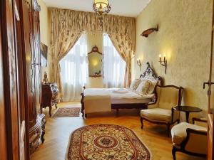 1 dormitorio con 1 cama, 1 silla y 1 ventana en Zur Krone, en Sibiu