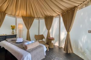 Postel nebo postele na pokoji v ubytování Azaya Beach Resort Goa