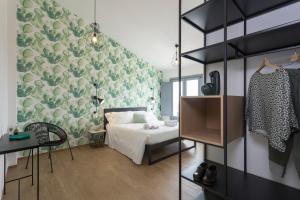 a bedroom with a bed and a green wall at Madre in Ragusa