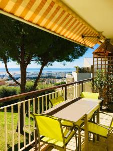 En balkon eller terrasse på Oasis Méditerranéen Piscine & Parking Calme absolu