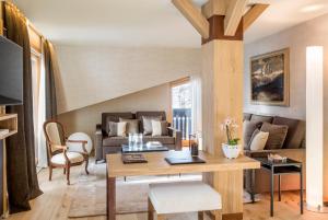 TV a/nebo společenská místnost v ubytování Hotel Hermitage Relais & Châteaux