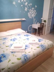 卡塔尼亞的住宿－Carta da zucchero，一间卧室,床上摆放着蓝色鲜花