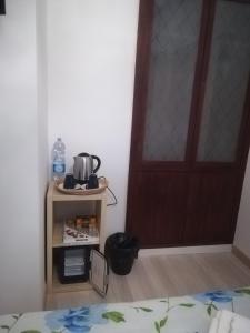 a room with a door and a table with a coffee maker at Carta da zucchero in Catania