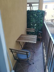 a bench and a table on a balcony at Carta da zucchero in Catania