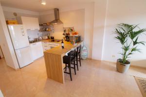 Kuchyň nebo kuchyňský kout v ubytování MEDANO4YOU Pearl Flavour Holiday Home + 31 fotografií