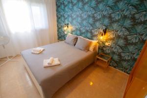 sypialnia z łóżkiem z dwoma ręcznikami w obiekcie MEDANO4YOU Pearl Flavour Holiday Home w mieście El Médano