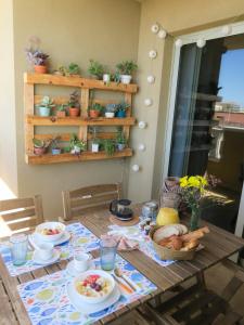 stół z jedzeniem w pokoju w obiekcie MEDANO4YOU Pearl Flavour Holiday Home w mieście El Médano