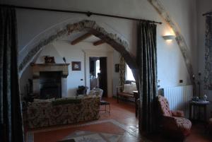 einen Torbogen im Wohnzimmer mit Kamin in der Unterkunft La Bifora e Le Lune Vico sotto gli archi 5 in Santo Stefano di Sessanio
