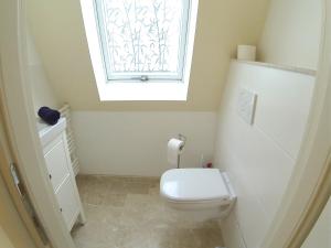 a bathroom with a toilet and a window at Gästhuus - Urlaub aan de Ostsee in Timmendorfer Strand +21 photos