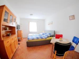 Schlafzimmer mit einem Bett, einem Tisch und Stühlen in der Unterkunft Ferienwohnung Simone in Senftenberg
