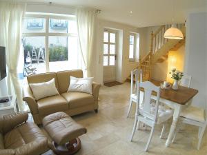 a living room with a couch and a table at Gästhuus - Urlaub aan de Ostsee in Timmendorfer Strand