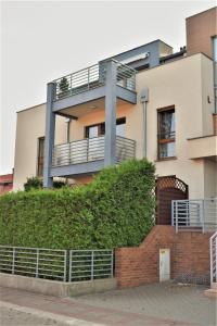 Un edificio con una escalera en frente. en Apartamenty Gabrysia 8, en Międzywodzie