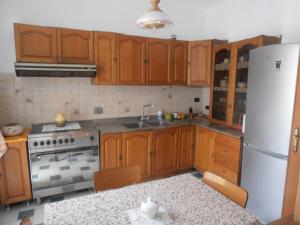 Kuchyňa alebo kuchynka v ubytovaní Appartamento tra mare e montagna + 4 fotografie