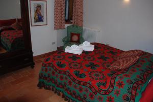 Postel nebo postele na pokoji v ubytování La Bifora e Le Lune Vico sotto gli archi 5