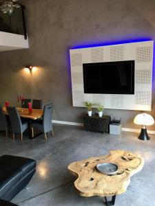 Μια τηλεόραση ή/και κέντρο ψυχαγωγίας στο Villa moderne en campagne avec piscine