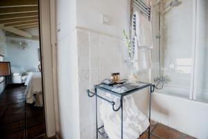 A bathroom at Palacio De Los Navas