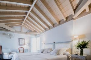 A bed or beds in a room at Palacio De Los Navas