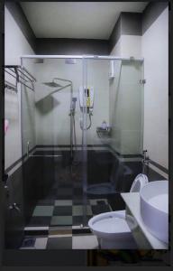 e bagno con doccia, servizi igienici e lavandino. di Cozy furnished apartment in Phan Thiet city center a Phan Thiet