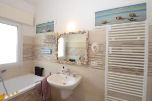 ein Badezimmer mit einem Waschbecken, einem WC, einer Badewanne und einem Waschbecken in der Unterkunft Il Don Minzoni 98 "Casa Vacanze" in Lido di Camaiore