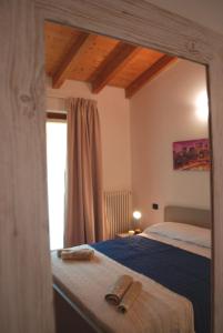 1 dormitorio con 1 cama con espejo grande en Villa Lago - Rebomaholidays, en Campione del Garda